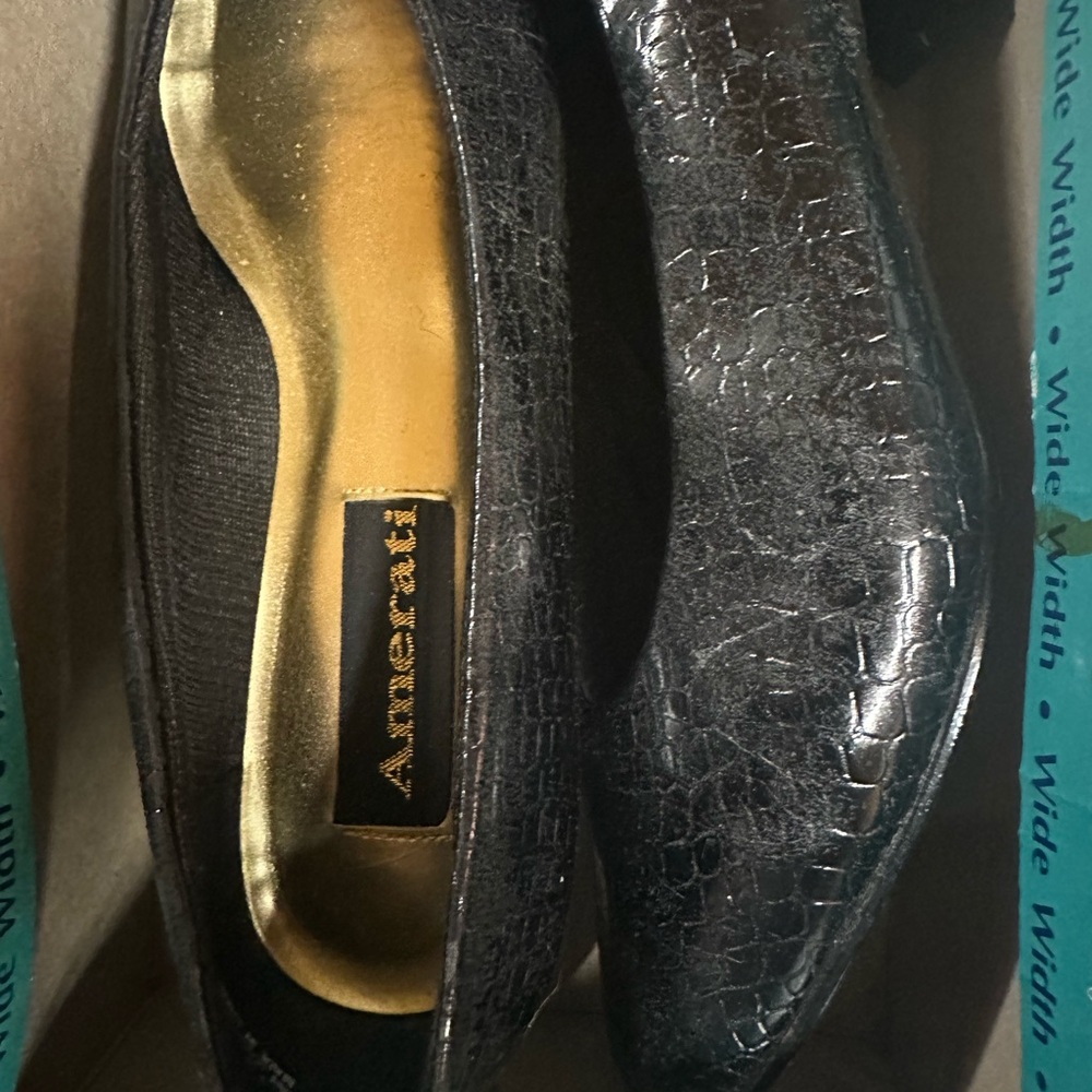 Black Crocodile Pattern Women's Shoes